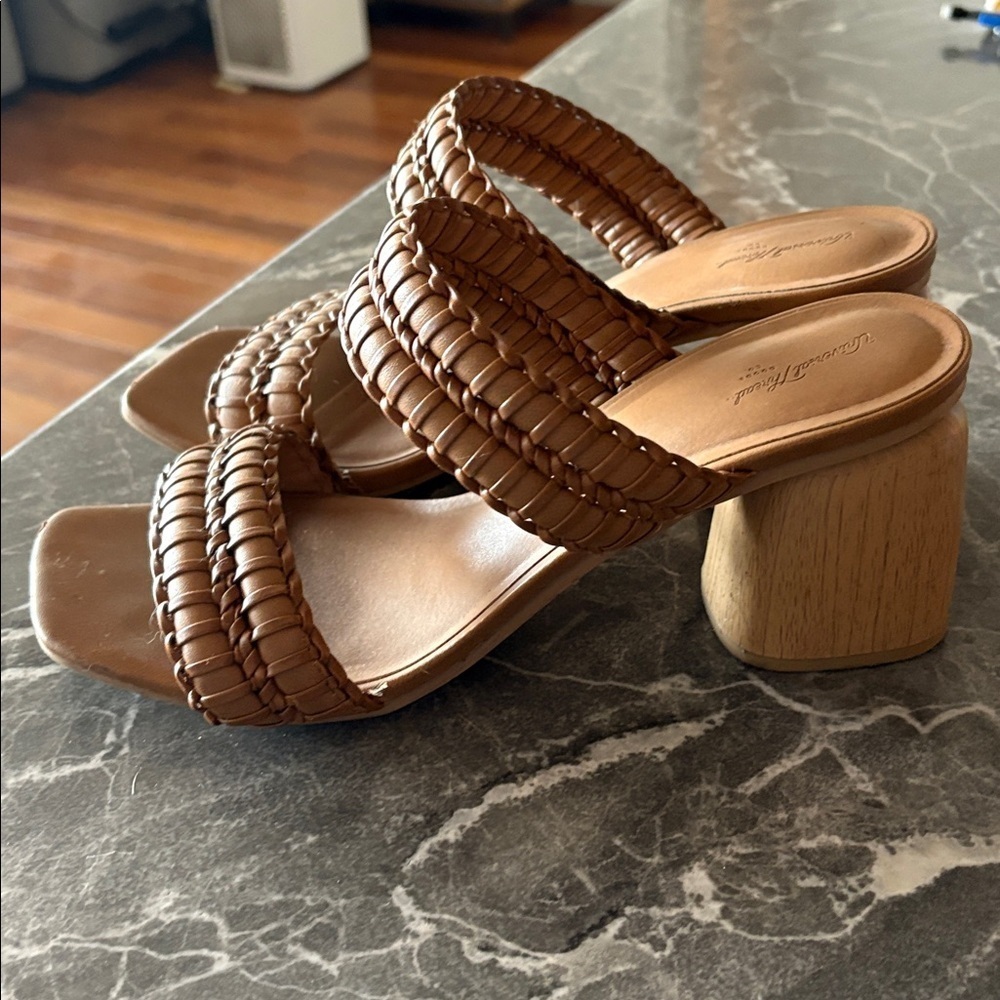 Tan chunky heels - Picture 3 of 5